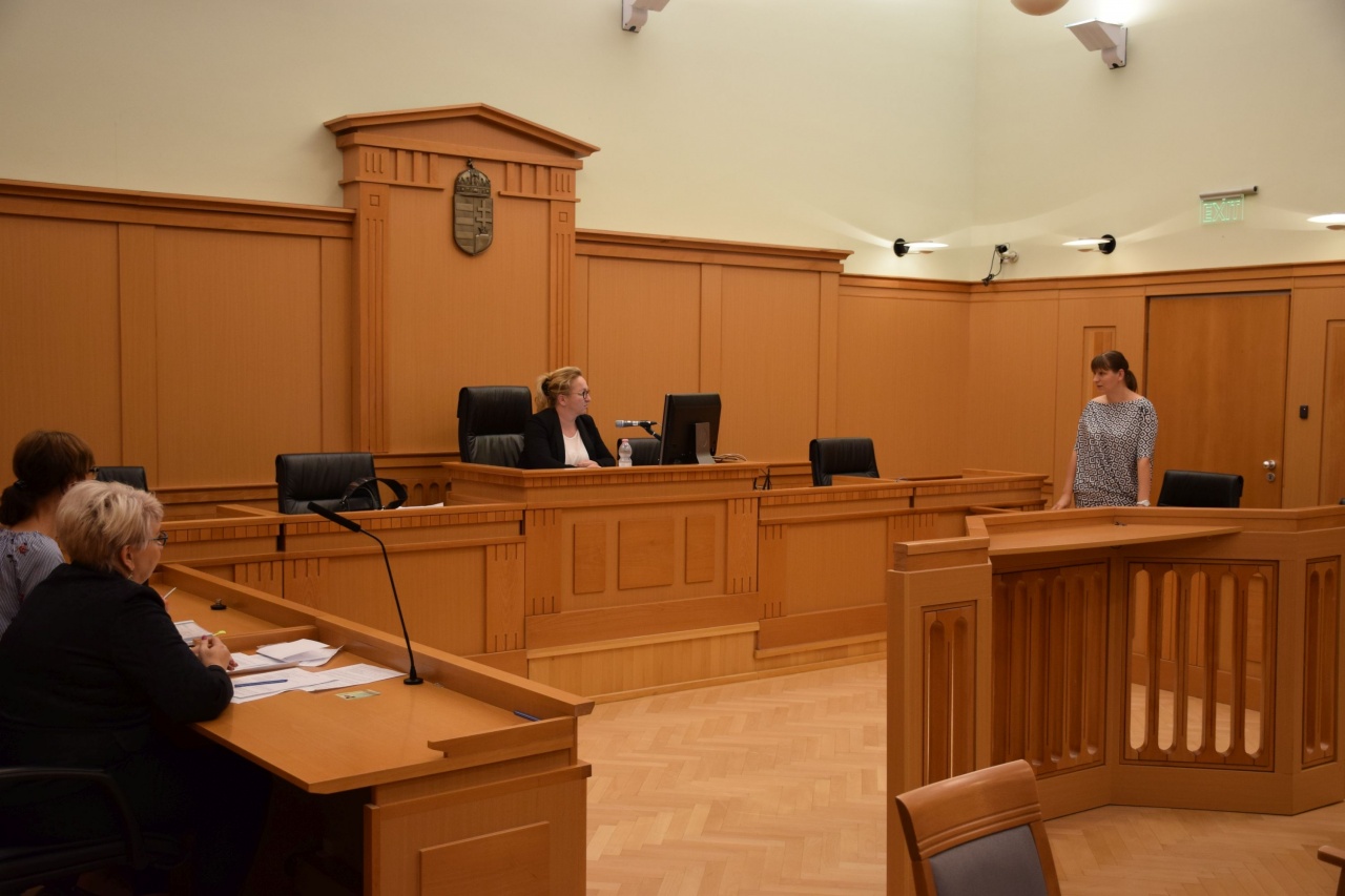 Bírósági titkárok a pulpituson