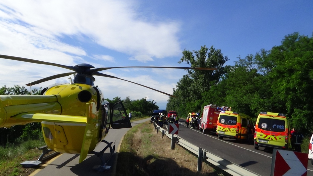 Megrázó felvételek a 38-as főúton történt balesetről – Mentőhelikopterek is érkeztek