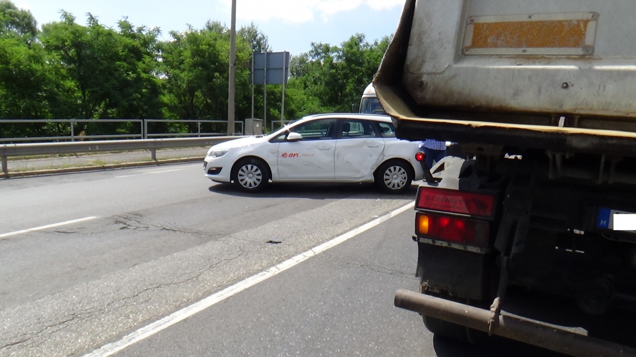 Figyelmetlen sávváltás okozott balesetet a Debreceni út kivezető szakaszán