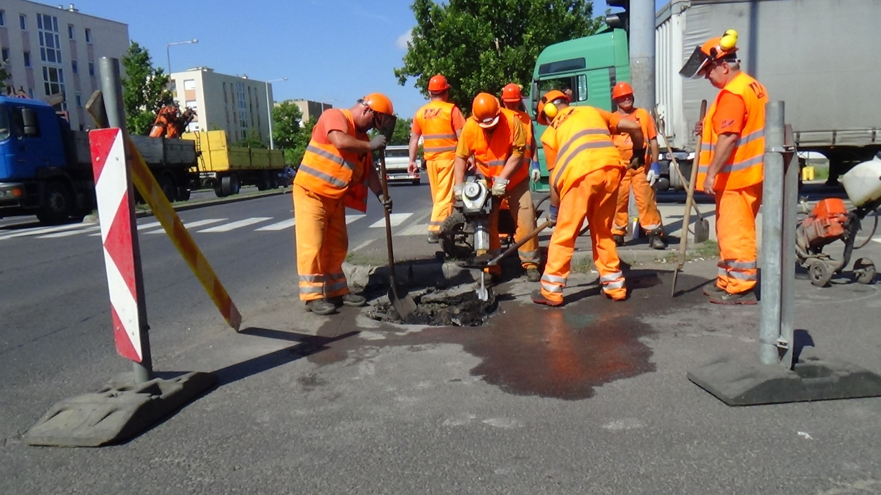 Közmű-helyreállítási munkák az Északi körút és a Vasvári Pál utca csomópontjában