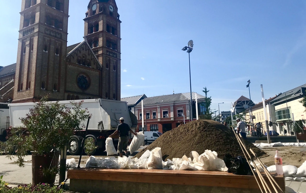 Már hordják a homokot! – Hamarosan a strandröplabdáé lesz a főszerep a belvárosban