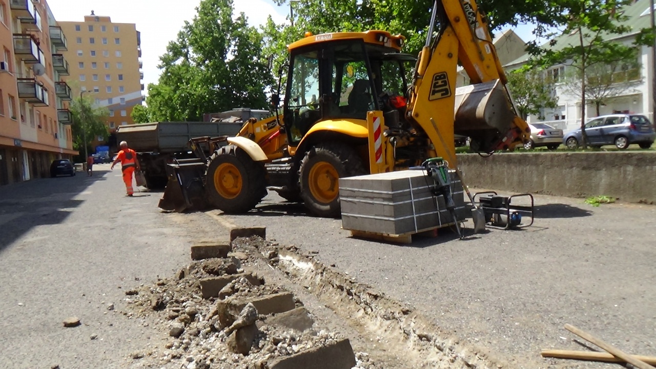 Parkolókat újítanak fel az Ószőlő utcán – A lakók segítségét és türelmét kérik!