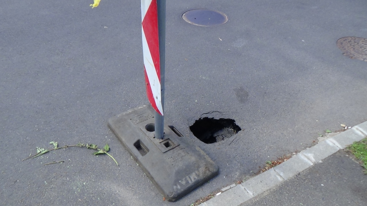 Folyamatban van a helyreállítás – Több ponton útburkolati hibákra számíthatnak