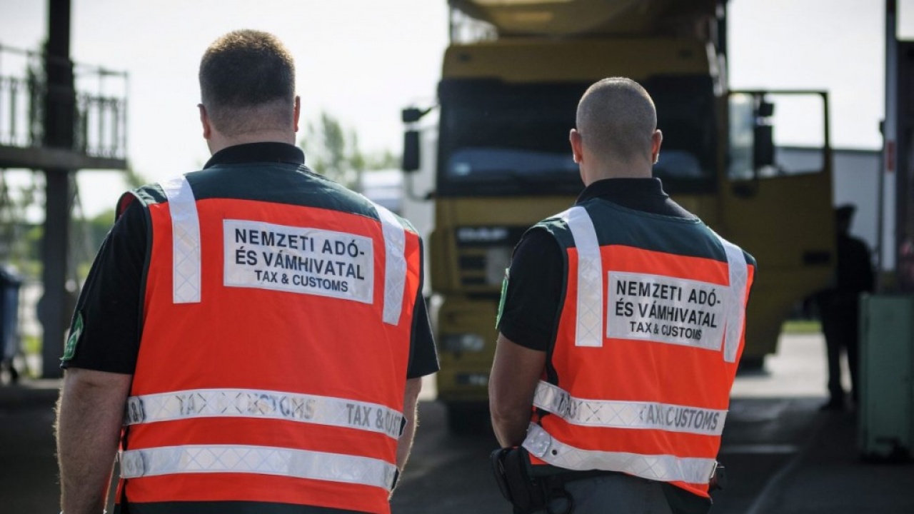 Kisbaba mögött hozta a cigarettát