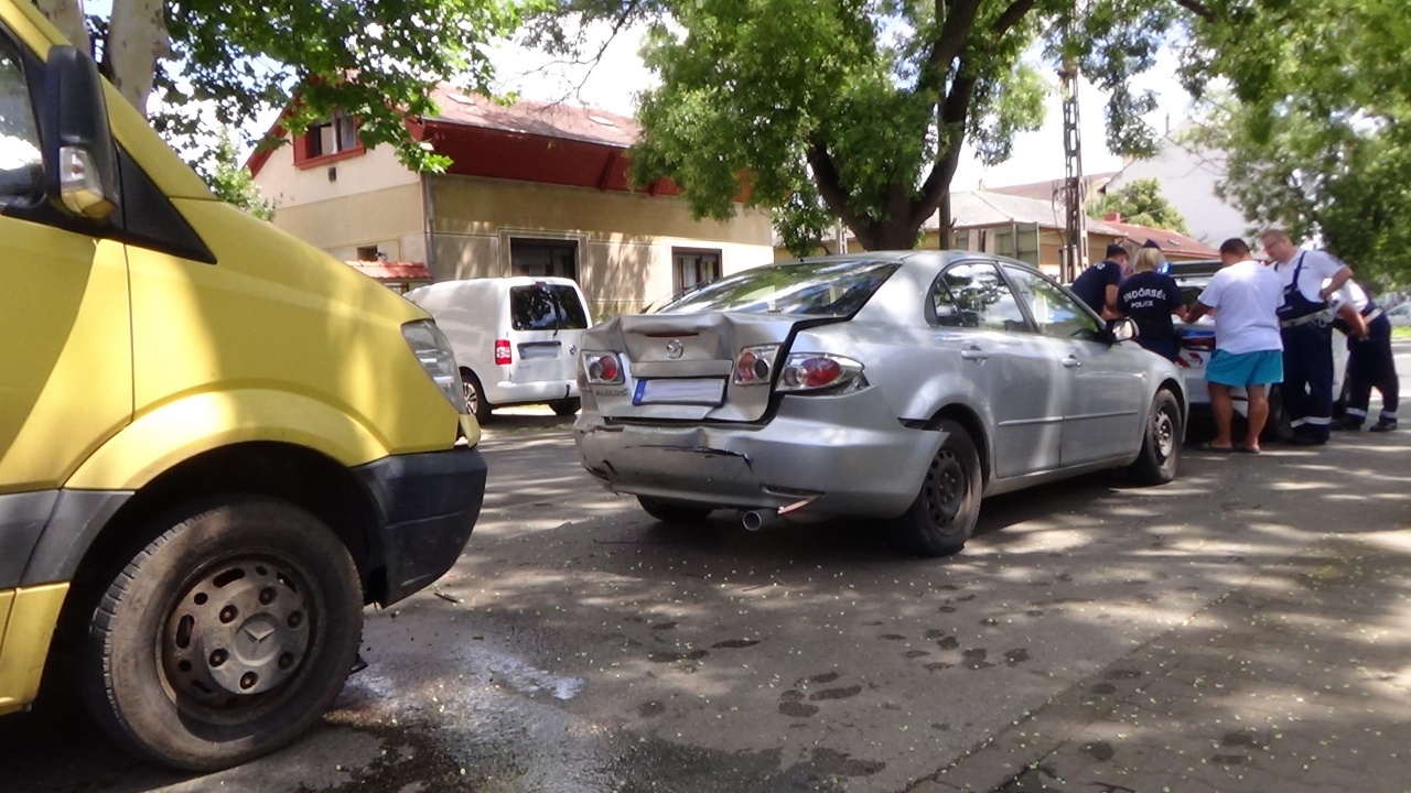 Rendőrautóba rohantak – Hármas karambol a Bethlen Gábor és Szabolcs utca kereszteződésében