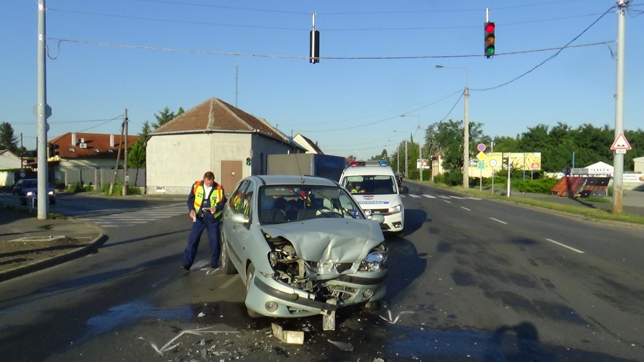Két személygépkocsi ütközött frontálisan a Pazonyi úton – Hárman megsérültek