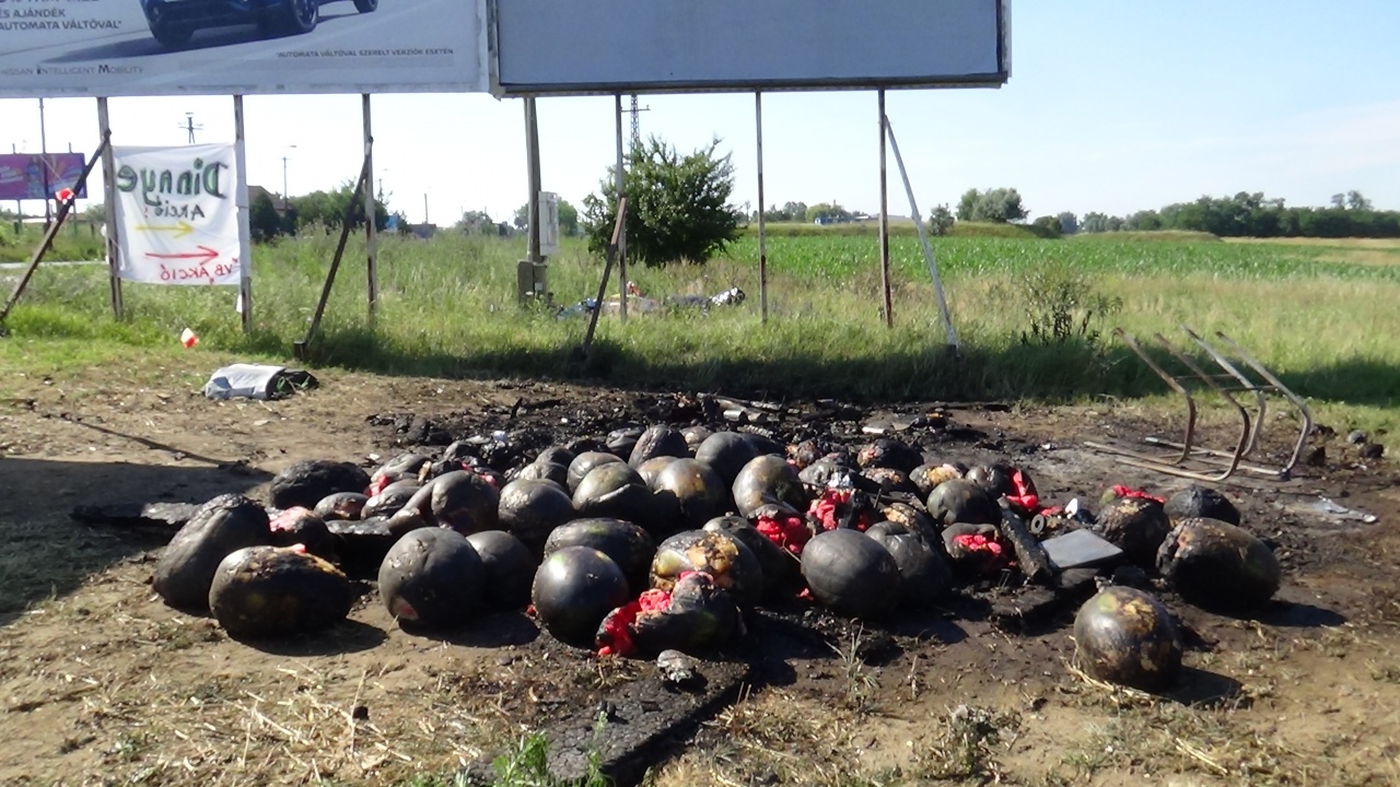 Szándékos gyújtogatás vagy véletlen? – Lángokban állt a dinnyeárusító stand a Tokaji úton