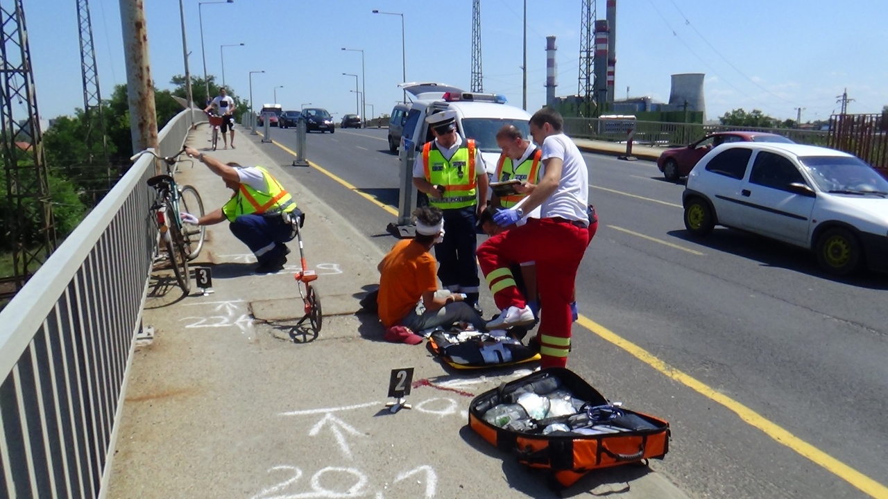 Feltehetőleg ittas állapotban kerékpározott a Tiszavasvári felüljárón felborult férfi
