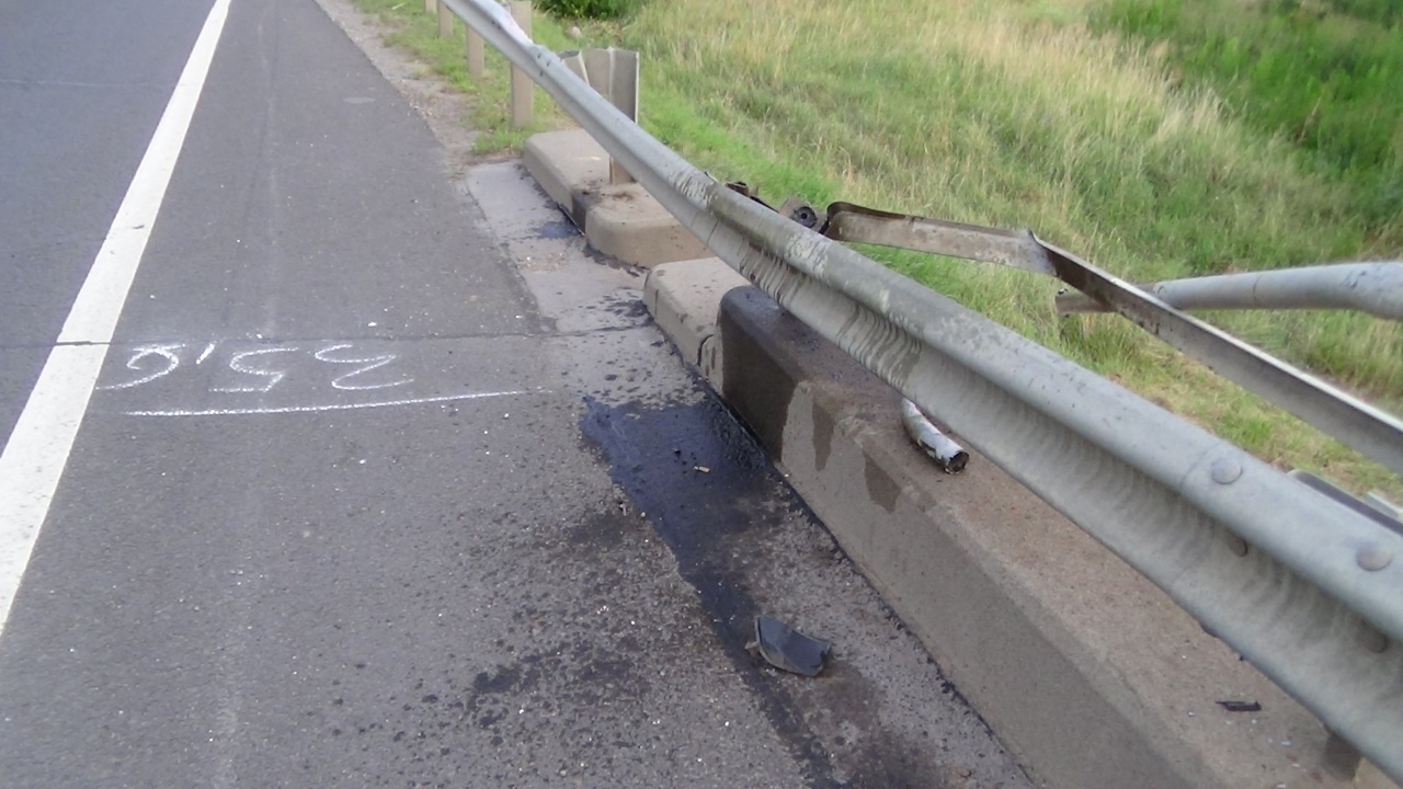 Olajszennyezés miatt riasztották a környezetvédőket – Karambolozó autó okozta a kárt