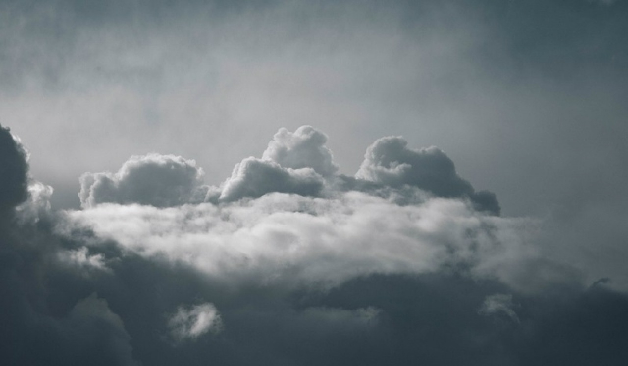 Gyenge hidegfront érkezik – Nem ússzuk meg eső nélkül a hétvégét!