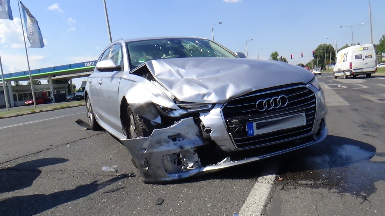 Brutális baleset a Debreceni út kivezető szakaszán – Két személyt kórházba szállítottak