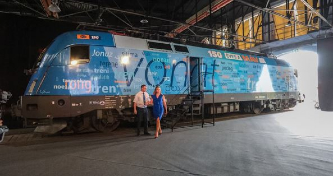 Jubileumi mozdony hirdeti a MÁV 150 évét