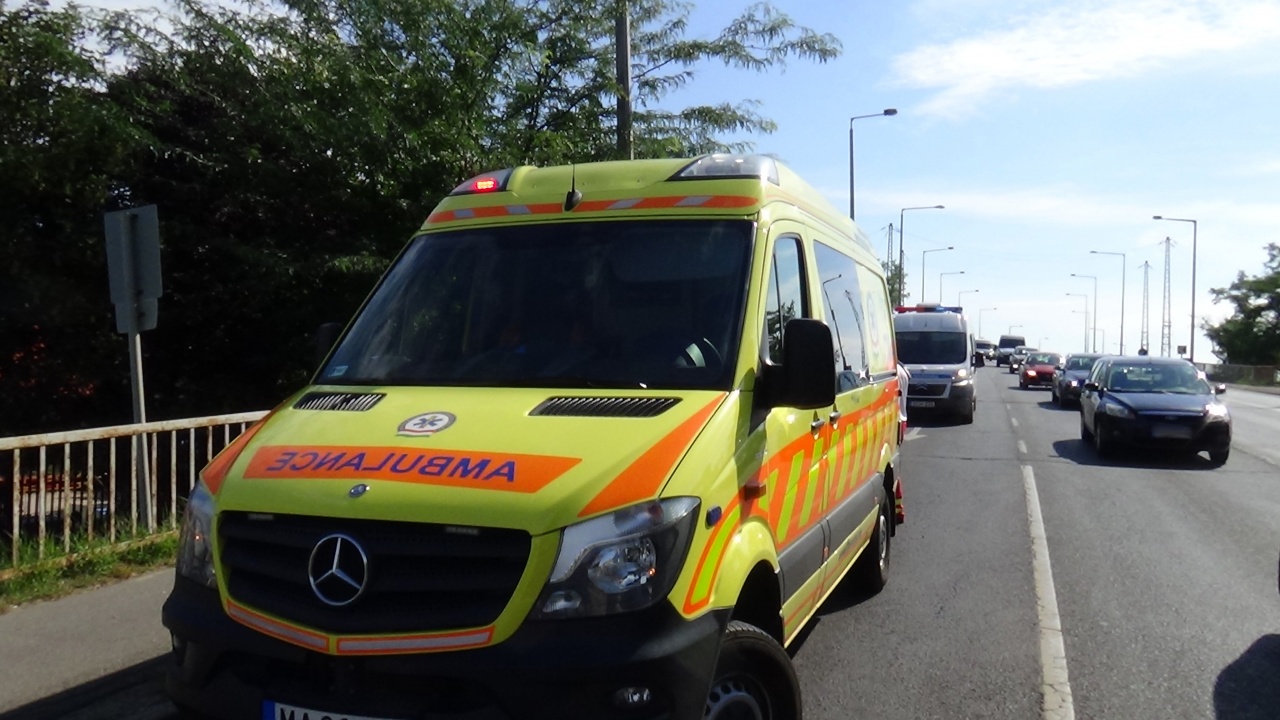 Durva baleset a felüljárón – Ütközés következtében forgalmi sávba repült ki egy kerékpáros