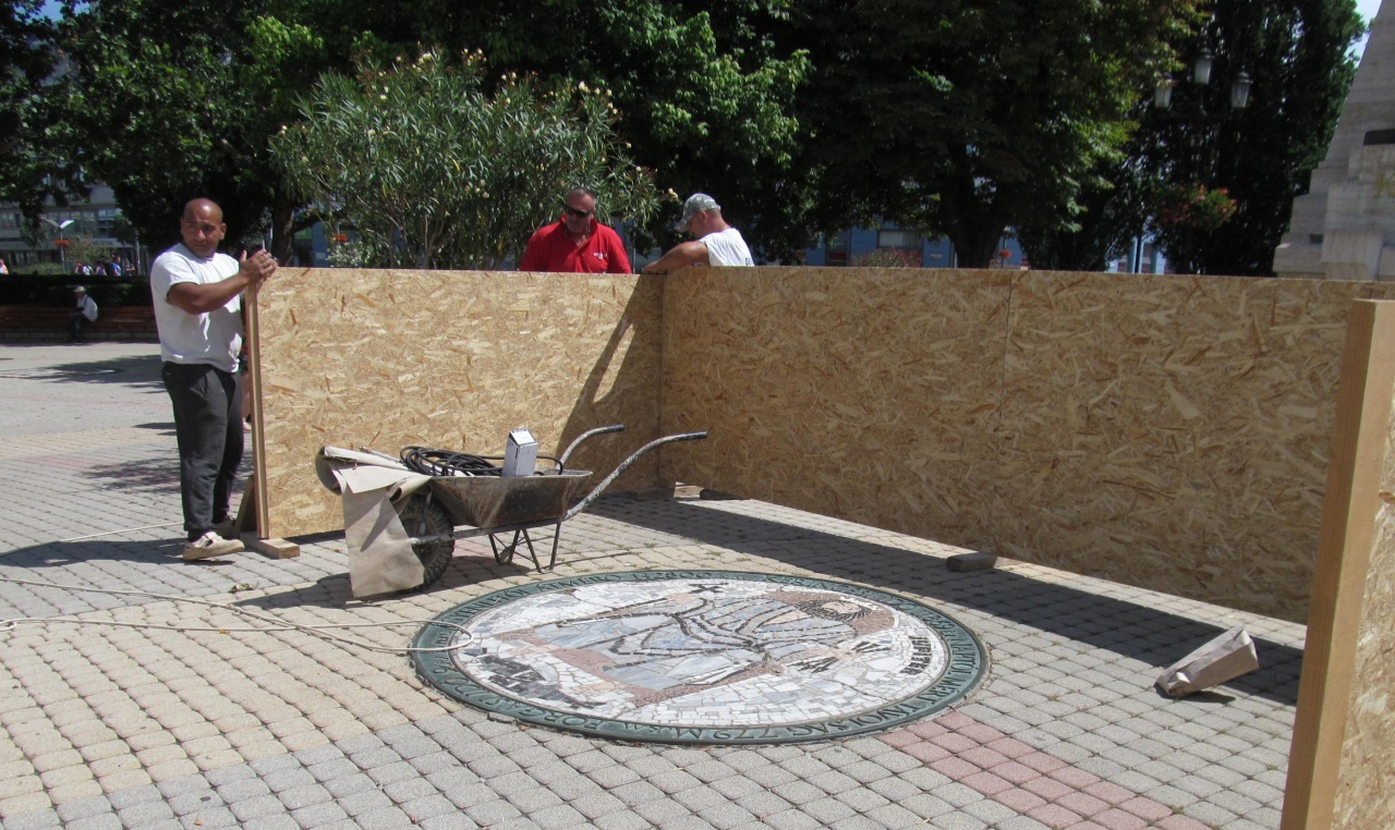 Újra összeáll a kép! – Helyreállítják a Kossuth téri mozaikokat