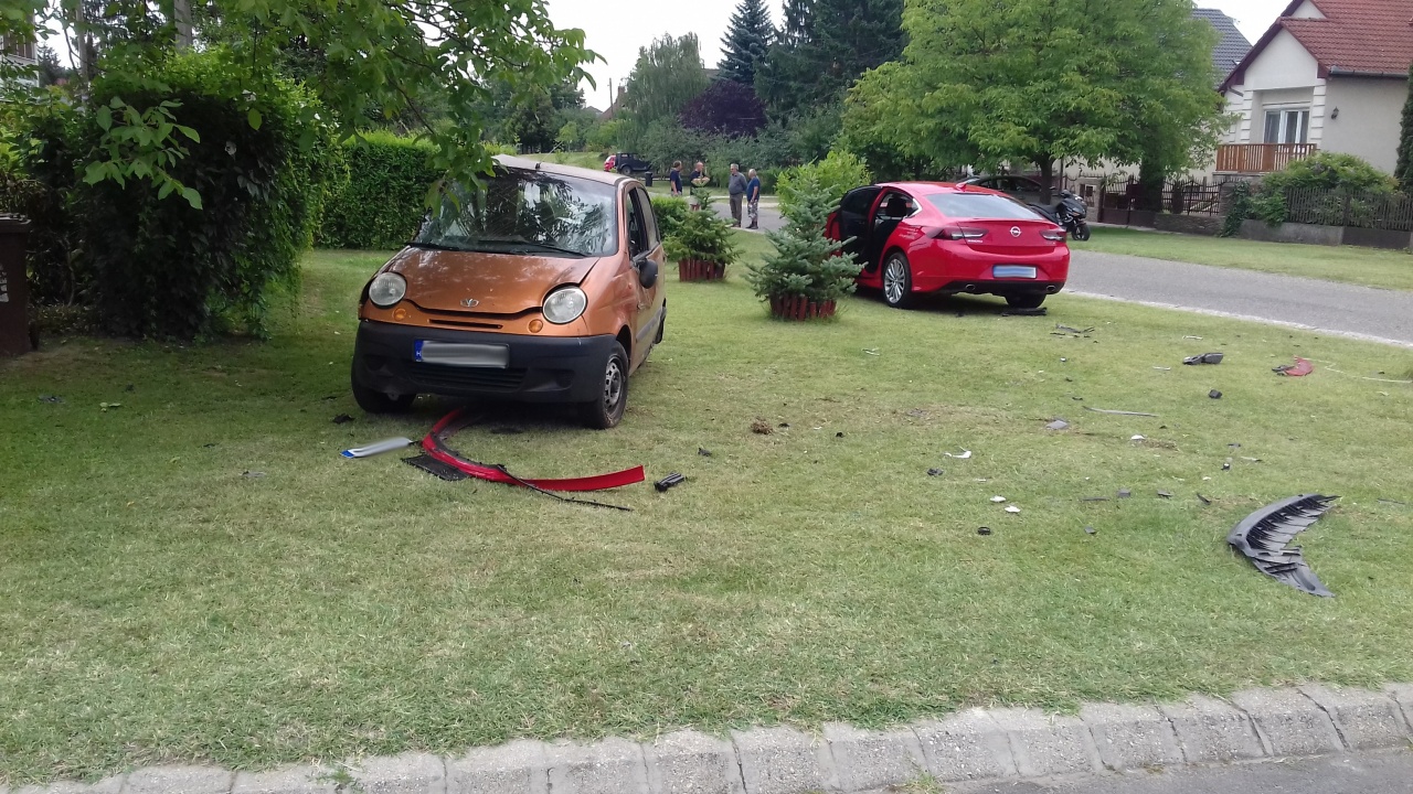 Több milliós a kár – Két személy megsérült a Fürdő utcai balesetben