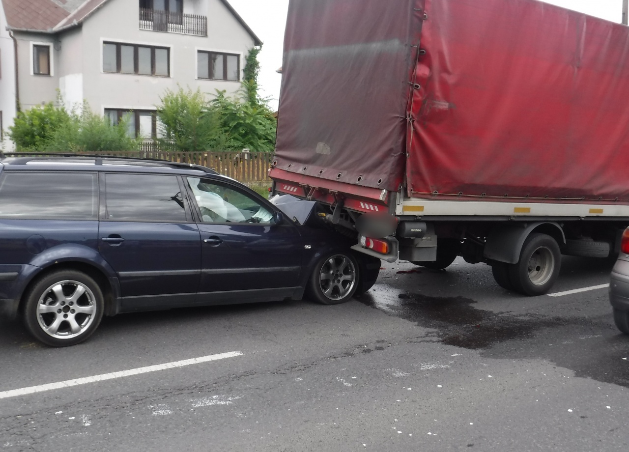 Friss! Három gépkocsi ütközött Nyíregyházán – A baleset a Debreceni úton történt