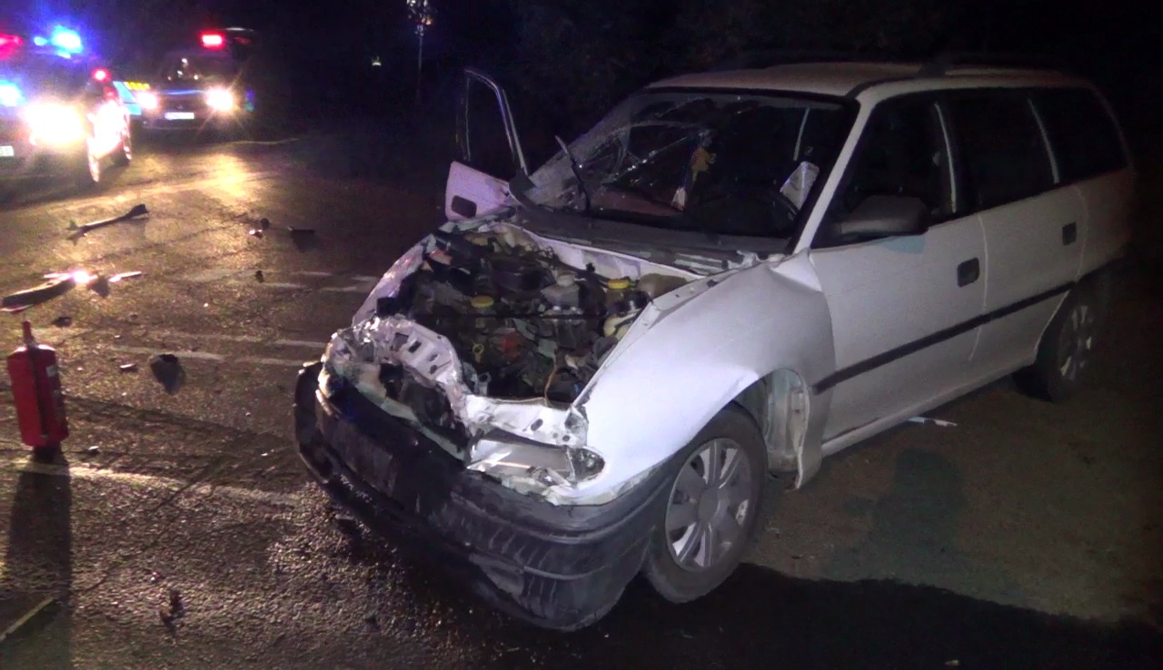 Súlyos baleset történt az éjszakai órákban, tűzoltódaru is segítette a mentést