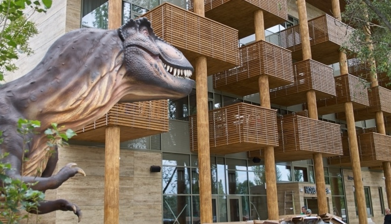 Hihetetlen – Dinoszauruszok költöztek a szálloda udvarába!