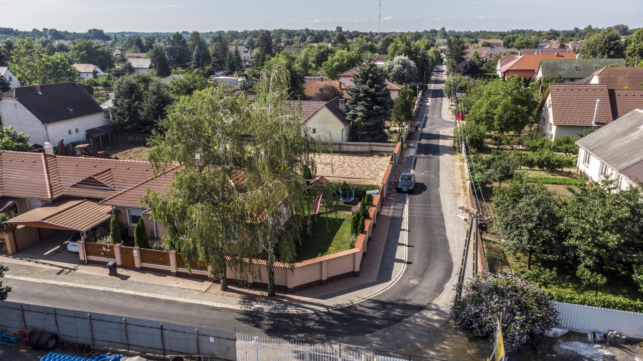 Továbbra is zajlanak az útépítések, út- és járdafelújítások városszerte