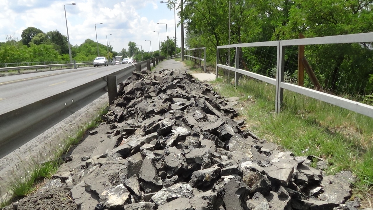 A Debreceni úti felüljáróról jelentjük! – Cserélik a korlátokat, megújul a burkolat