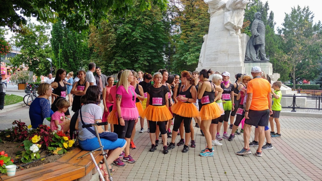 Nyakkendőben és miniszoknyában népszerűsítették a futást Nyíregyházán!
