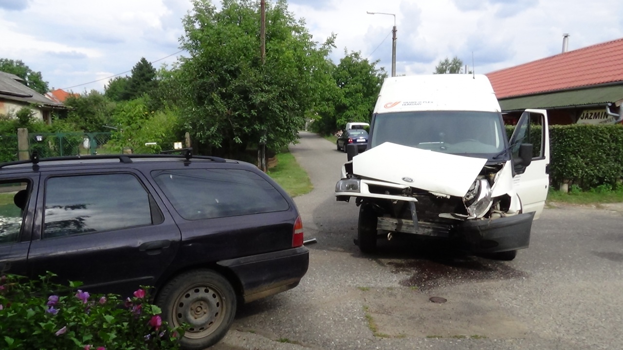 Elsőbbségadás kötelező! – Figyelmen kívül hagyta a táblát, balesetet okozott
