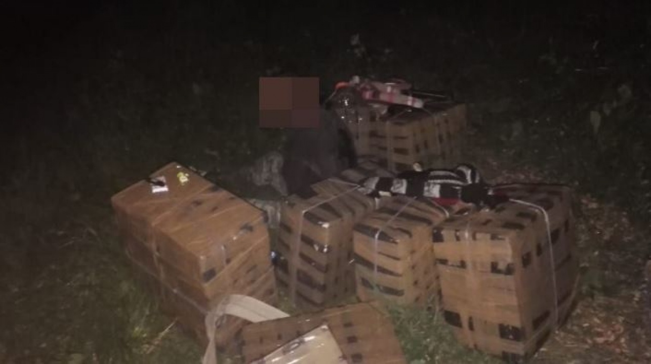 Csempészett cigarettát cipelt