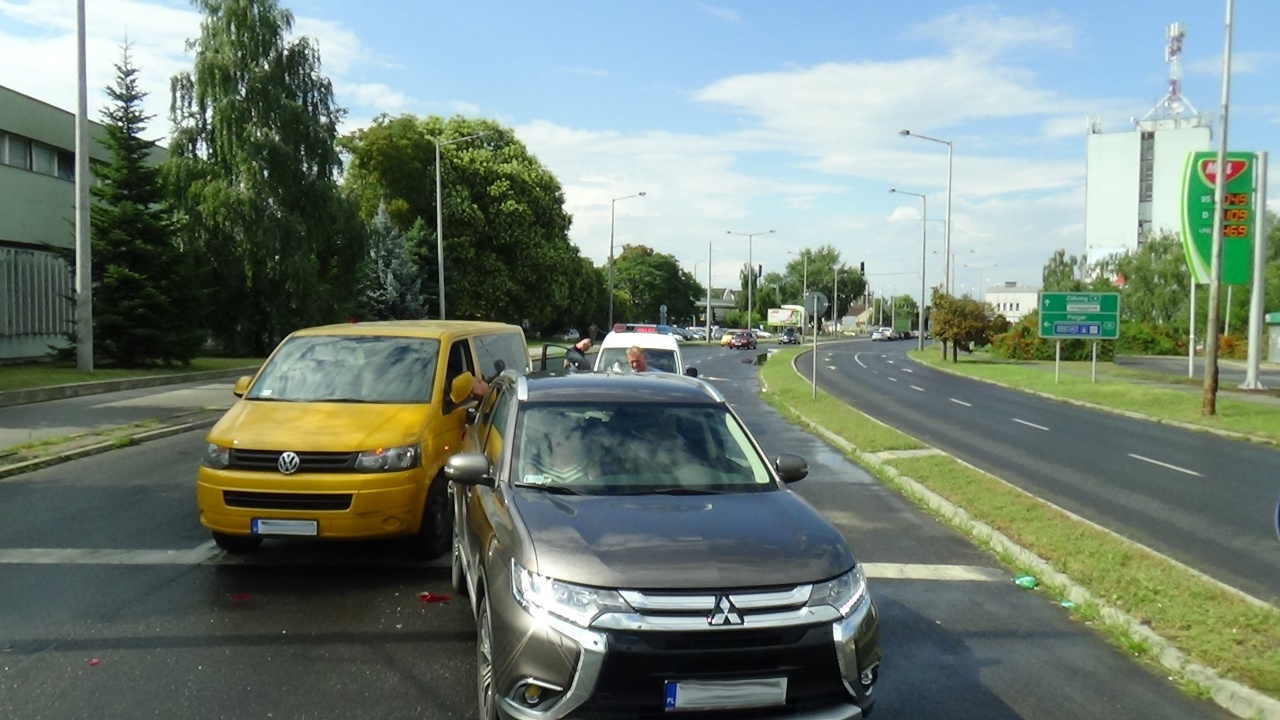 Baleset a Vasgyár utcán – Nem mindenki reagált időben a pirosra