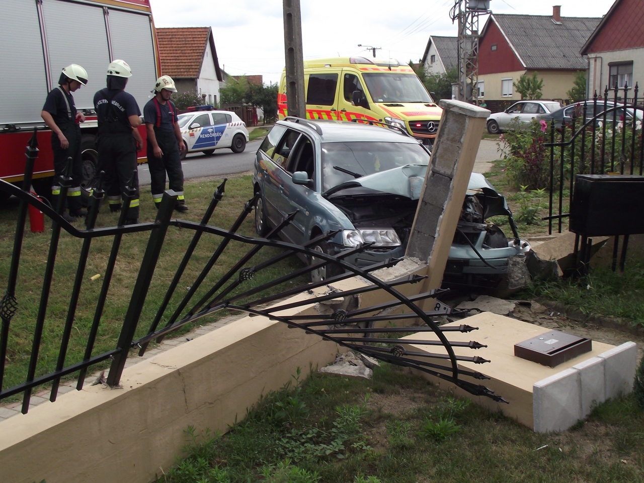A kerítés sem tartotta vissza – Ketten megsérültek a nagydobosi balesetben