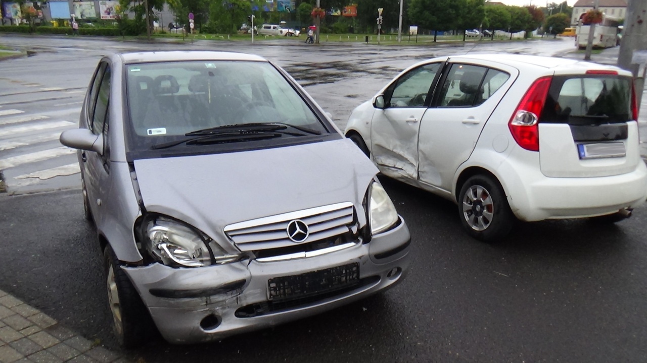 Megtévesztő lehet a kiegészítő zöld jelzés? Ennek a sofőrnek igen!