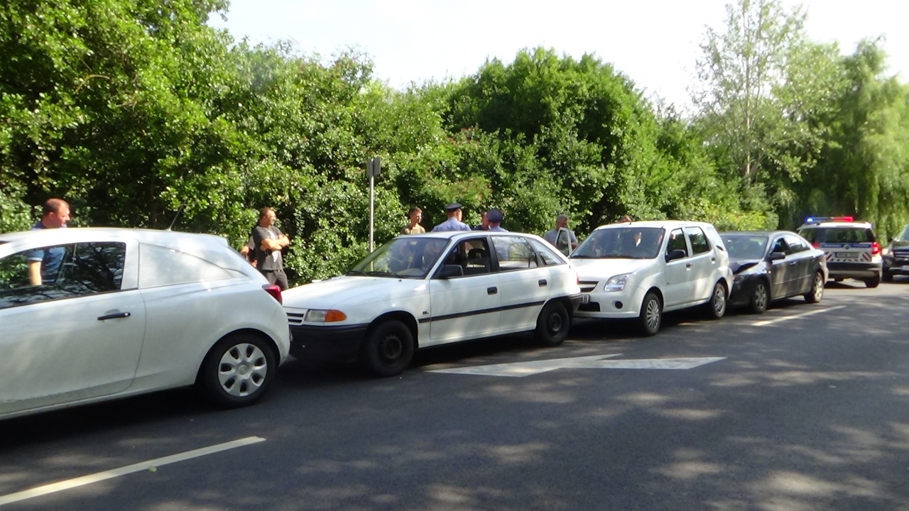 Négyes karambol! – A 41-es bevezető szakaszán történt a baleset, jelentős az anyagi kár 