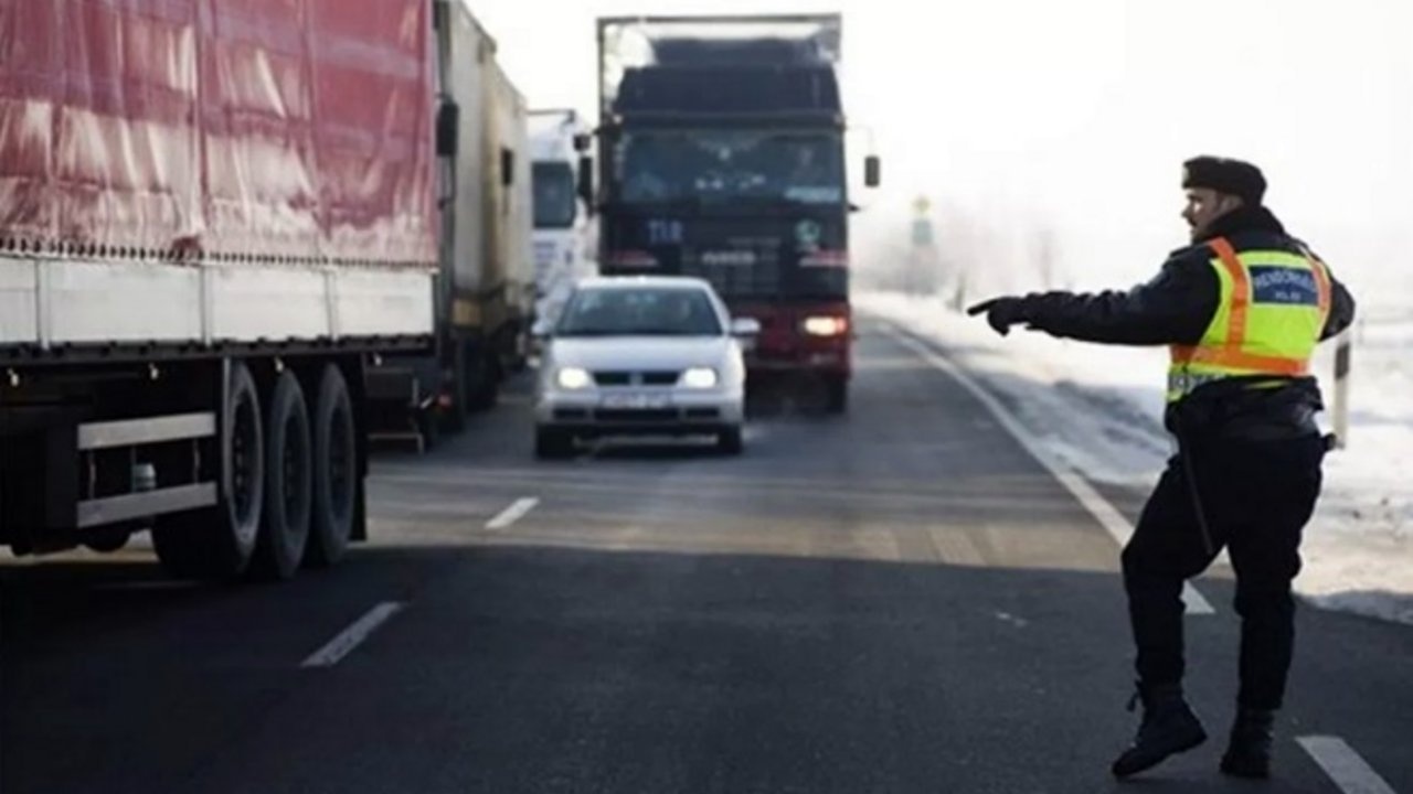 Teherautókat és buszokat ellenőriz a rendőrség