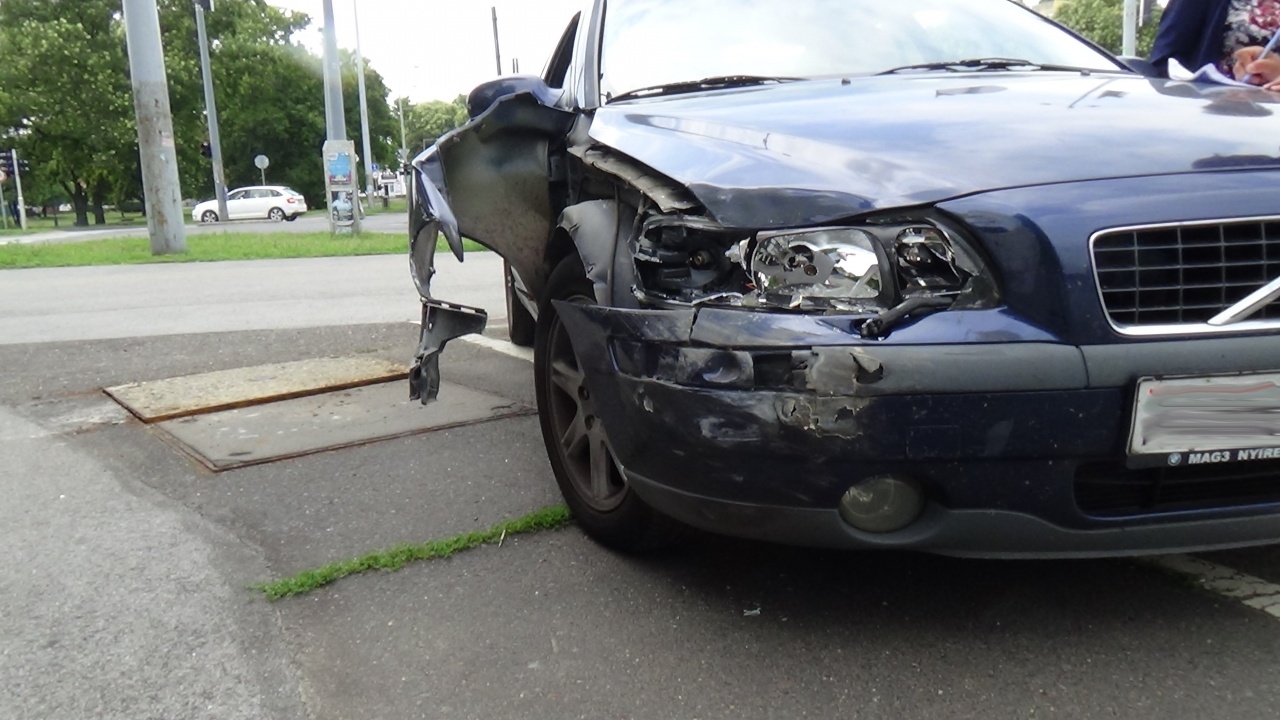 Balesetet okozott a forgalmas csomópontban piros jelzésen áthaladó terepjáró