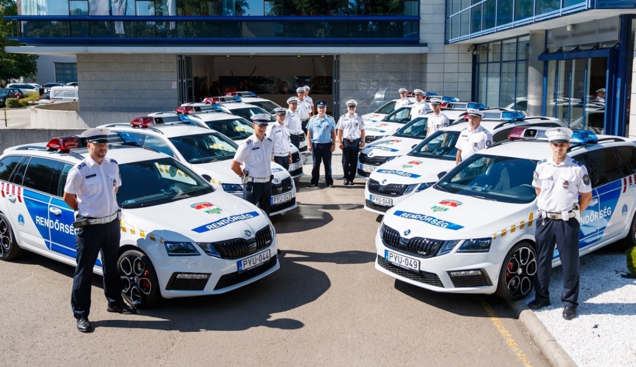 Új szolgálati gépkocsik átadása