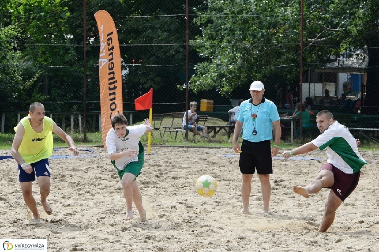 Nagy csaták a homokban - nyíregyházi csapat nyerte a strandfoci tornát