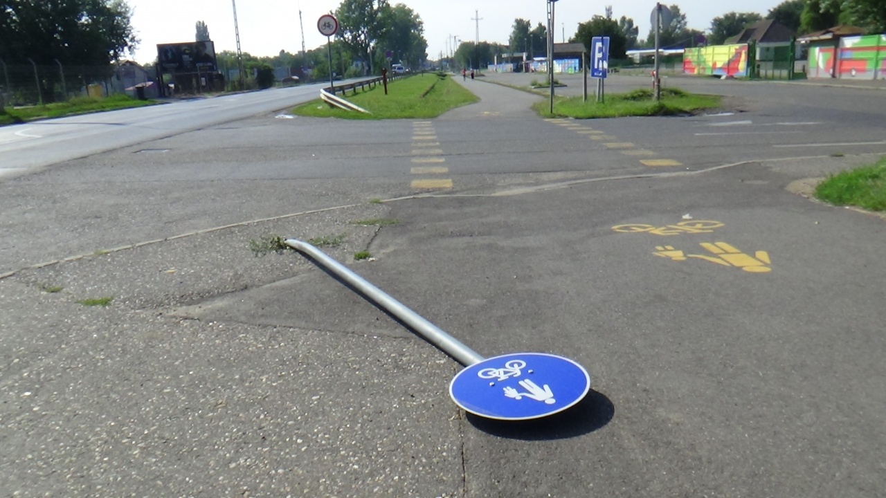 KRESZ táblát törtek a Tokaji úti vásártér bejáratánál