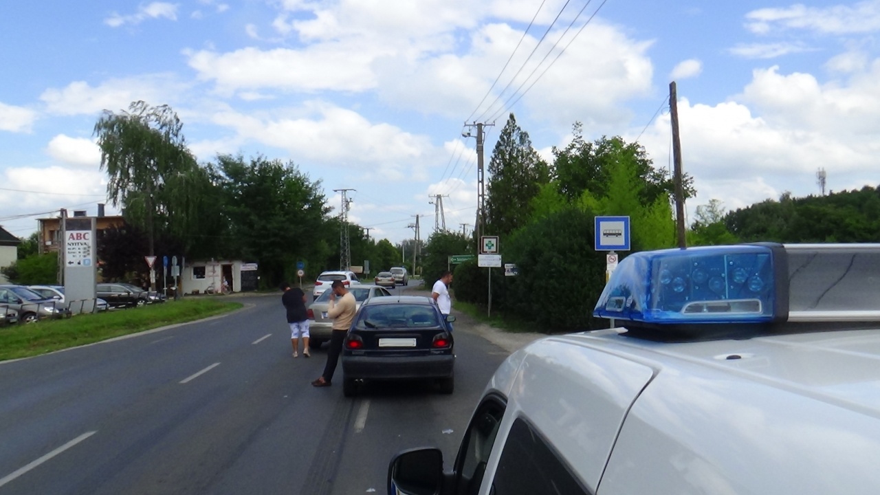 Fékező járműbe rohantak a Kemecsei úton, jelentős az anyagi kár