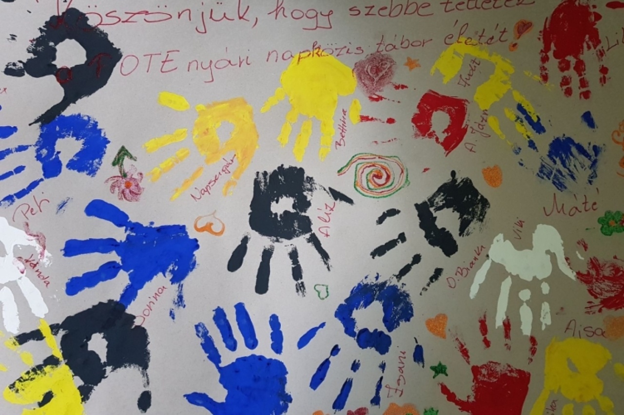 Saját készítésű plakáttal köszönték meg a rendőrök látogatását