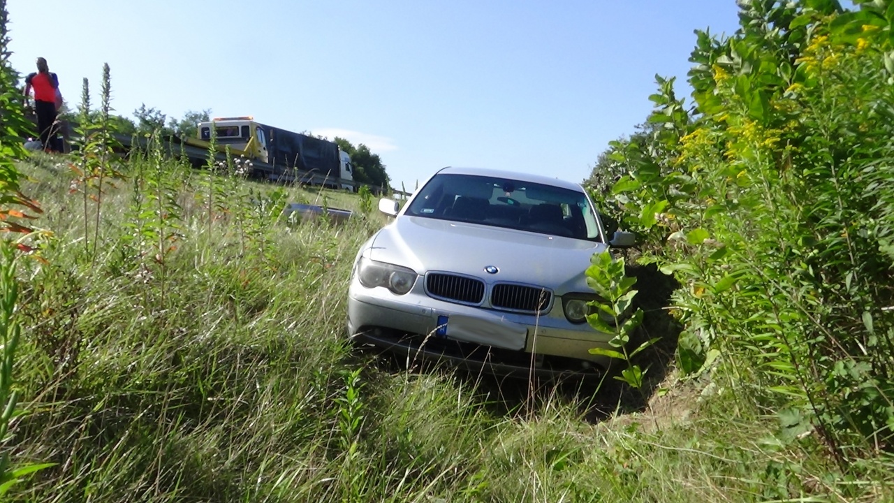 Előzésből baleset – Árokban landolt a jármű kormányát elrántó sofőr
