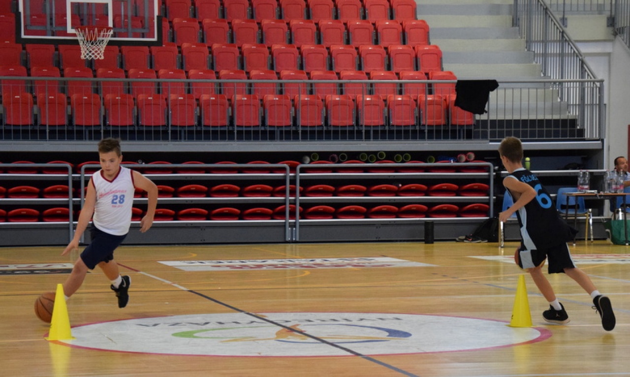Pattog a labda az Arénában - zajlik a kosaras képzótábor