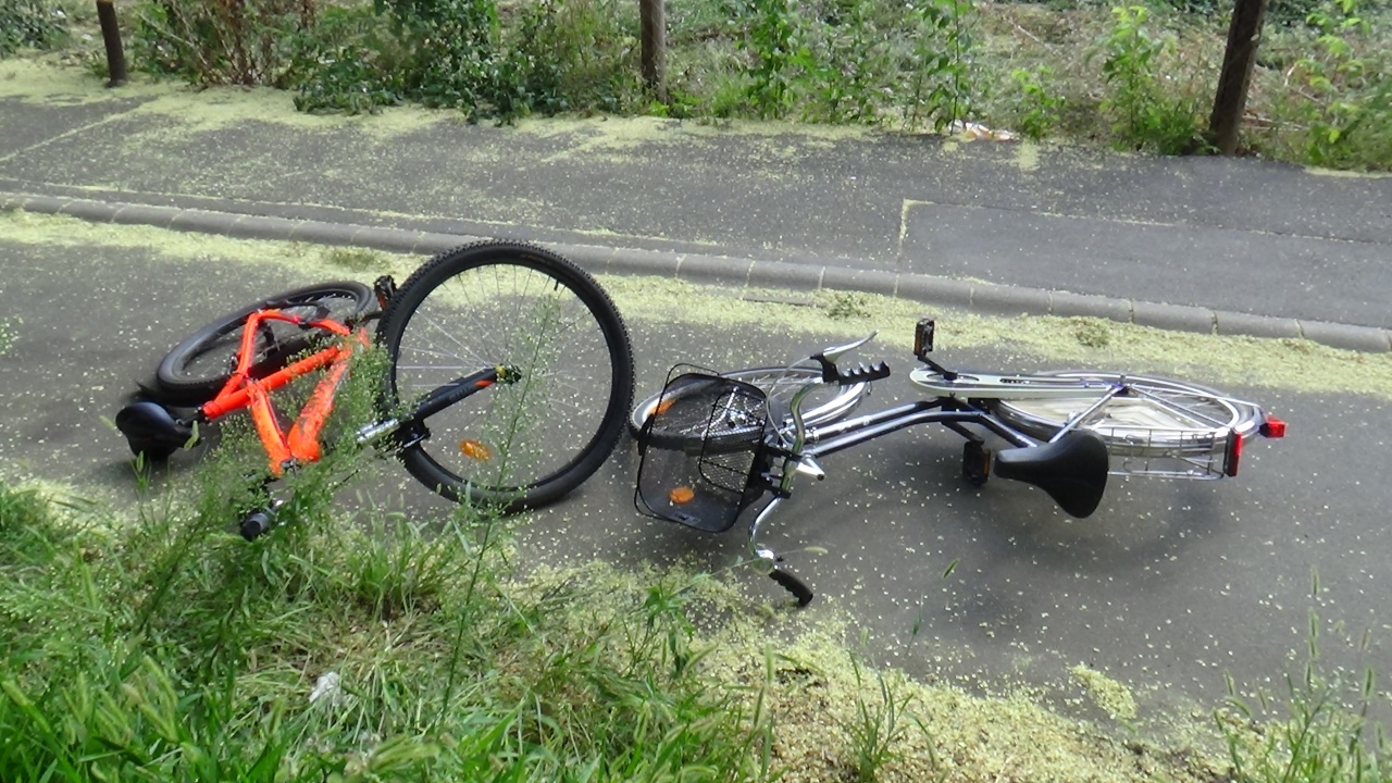 Két kerékpáros ütközött a Szent István utcán, mindkettejüket kórházba szállították
