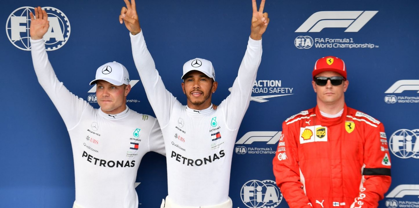 Hamiltoné a pole pozíció az esős időmérőn