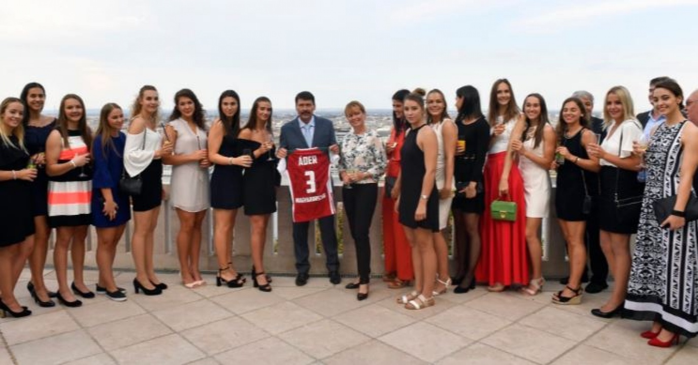 Áder János tiszteletvacsorán fogadta a világbajnok kéziseket