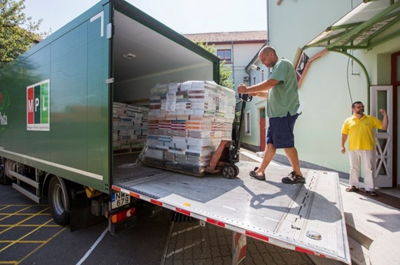 Már úton vannak az idei tankönyvek – Ma indul a kiszállítás az iskolákba