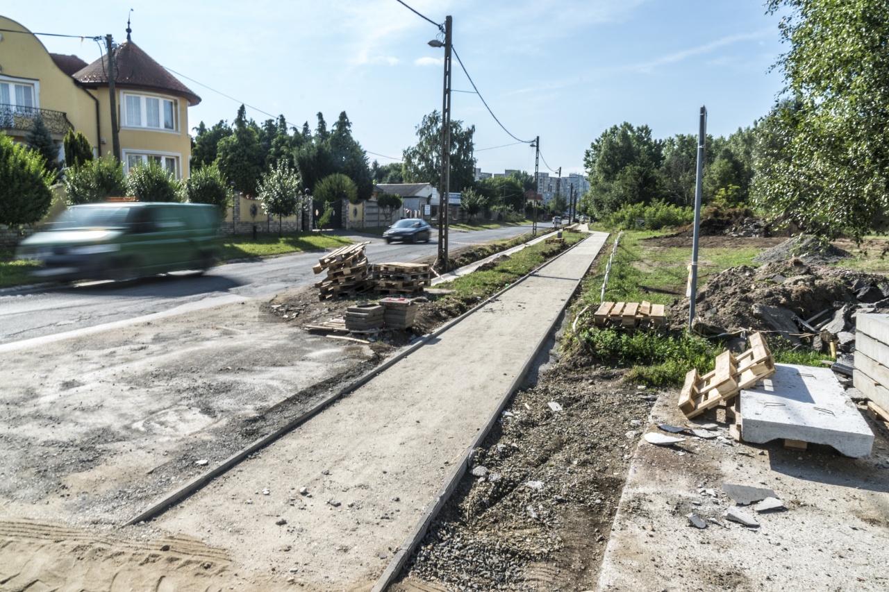 Folytatódik a Pazonyi úti kerékpárút építése, az aszfaltozások számos helyen befejeződtek