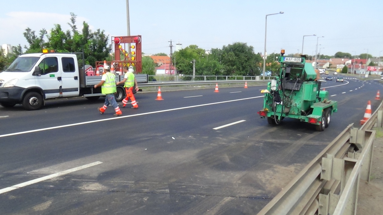 Munkálatokat végez a Magyar Közút – Új technológiákkal fejlesztenek a Debreceni úton