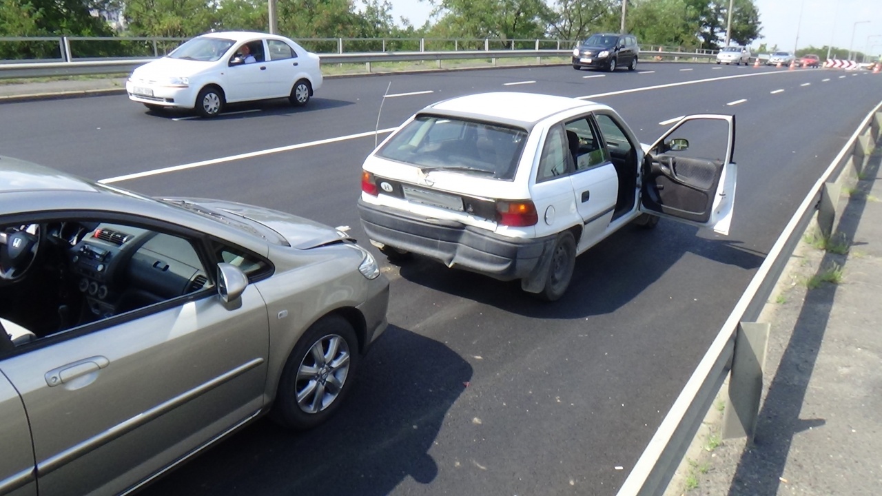 A felüljárón karamboloztak – Jelentős az anyagi kár