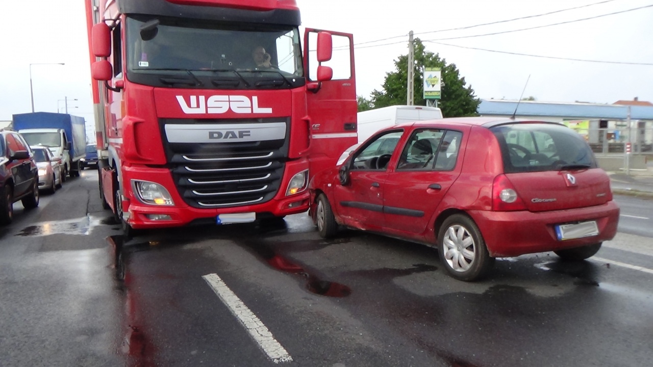 Kamionnal ütközött – Figyelmetlen sávváltás okozott balesetet a Debreceni úton