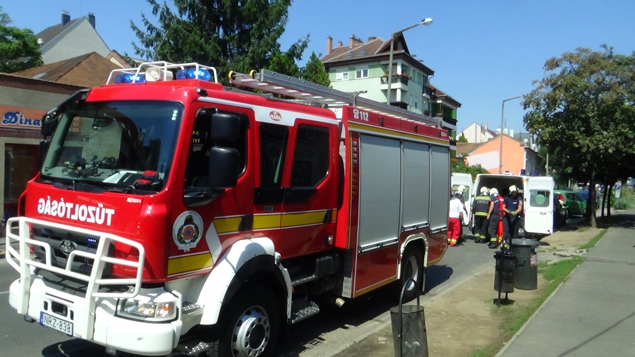 Egy túlsúlyos beteg szállításához kérték a mentők a tűzoltók segítségét