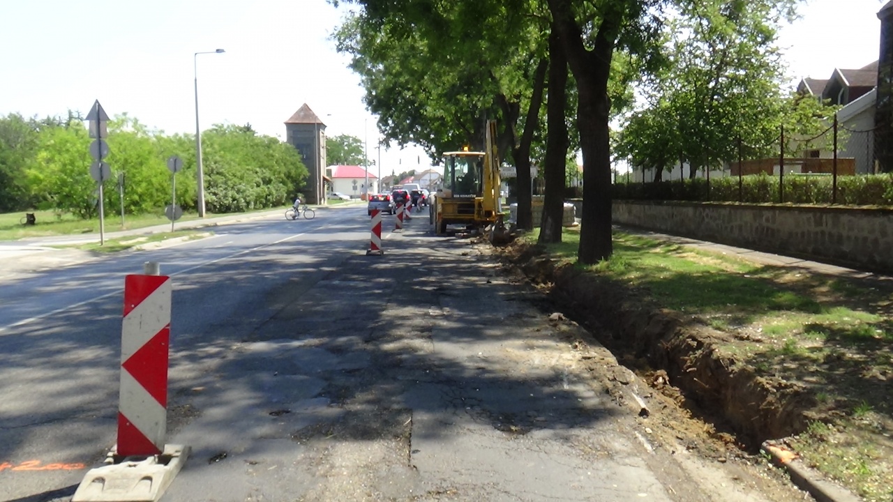 Leszűkített forgalmi sávok és sebességkorlátozás az SZTK előtt